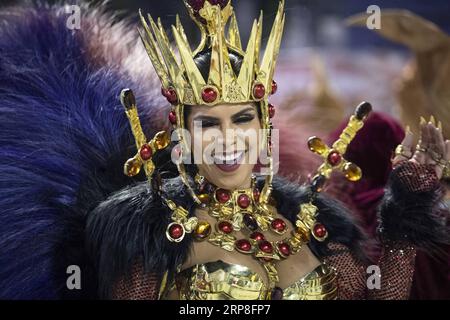 (190304) -- RIO DE JANEIRO, 4 mars 2019 -- Un fêtard de l'école de samba Unidos do Viradouro assiste aux défilés du Carnaval de Rio 2019 au Sambadrome à Rio de Janeiro, Brésil, le 3 mars 2019. Le défilé de l'école de samba de groupe spécial a commencé le dimanche.) BRÉSIL-RIO DE JANEIRO-CARNAVAL-PARADE LIXMING PUBLICATIONXNOTXINXCHN Banque D'Images