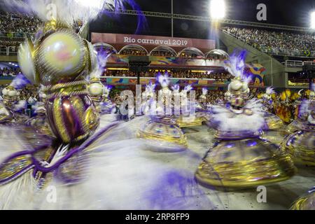 (190304) -- RIO DE JANEIRO, 4 mars 2019 -- les fêtards de l'école de samba Unidos do Viradouro assistent aux défilés du Carnaval de Rio 2019 au Sambadrome à Rio de Janeiro, Brésil, le 3 mars 2019. Le défilé de l'école de samba de groupe spécial a commencé le dimanche.) BRÉSIL-RIO DE JANEIRO-CARNAVAL-PARADE LIXMING PUBLICATIONXNOTXINXCHN Banque D'Images