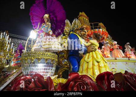 (190304) -- RIO DE JANEIRO, 4 mars 2019 -- les fêtards de l'école de samba Unidos do Viradouro assistent aux défilés du Carnaval de Rio 2019 au Sambadrome à Rio de Janeiro, Brésil, le 3 mars 2019. Le défilé de l'école de samba de groupe spécial a commencé le dimanche.) BRÉSIL-RIO DE JANEIRO-CARNAVAL-PARADE LIXMING PUBLICATIONXNOTXINXCHN Banque D'Images