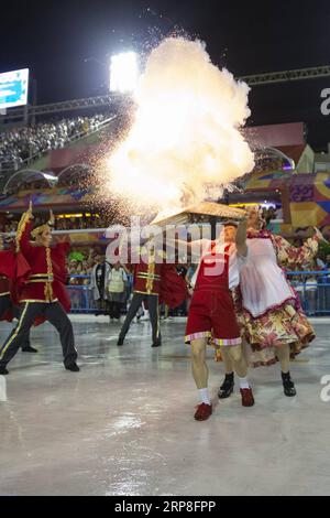 (190304) -- RIO DE JANEIRO, 4 mars 2019 -- les fêtards de l'école de samba Unidos do Viradouro assistent aux défilés du Carnaval de Rio 2019 au Sambadrome à Rio de Janeiro, Brésil, le 3 mars 2019. Le défilé de l'école de samba de groupe spécial a commencé le dimanche.) BRÉSIL-RIO DE JANEIRO-CARNAVAL-PARADE LIXMING PUBLICATIONXNOTXINXCHN Banque D'Images