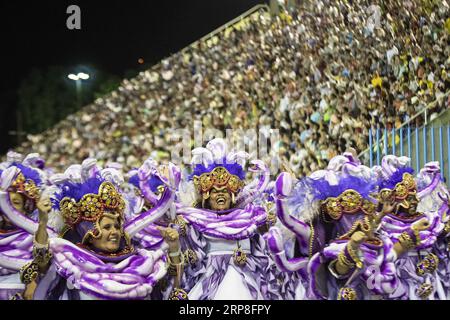 (190304) -- RIO DE JANEIRO, 4 mars 2019 -- les fêtards de l'école de samba Unidos do Viradouro assistent aux défilés du Carnaval de Rio 2019 au Sambadrome à Rio de Janeiro, Brésil, le 3 mars 2019. Le défilé de l'école de samba de groupe spécial a commencé le dimanche.) BRÉSIL-RIO DE JANEIRO-CARNAVAL-PARADE LIXMING PUBLICATIONXNOTXINXCHN Banque D'Images