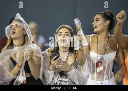 (190304) -- RIO DE JANEIRO, 4 mars 2019 -- les filles réagissent en regardant les défilés du Carnaval de Rio 2019 au Sambadrome à Rio de Janeiro, Brésil, le 3 mars 2019. Le défilé de l'école de samba de groupe spécial a commencé le dimanche.) BRÉSIL-RIO DE JANEIRO-CARNAVAL-PARADE LIXMING PUBLICATIONXNOTXINXCHN Banque D'Images