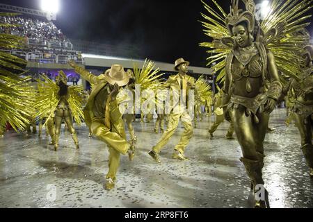 (190304) -- RIO DE JANEIRO, 4 mars 2019 -- les fêtards de l'école de samba Unidos do Viradouro assistent aux défilés du Carnaval de Rio 2019 au Sambadrome à Rio de Janeiro, Brésil, le 3 mars 2019. Le défilé de l'école de samba de groupe spécial a commencé le dimanche.) BRÉSIL-RIO DE JANEIRO-CARNAVAL-PARADE LIXMING PUBLICATIONXNOTXINXCHN Banque D'Images