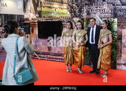 (190306) -- BERLIN, 6 mars 2019 (Xinhua) -- un visiteur pose pour des photos avec des membres du personnel en costumes traditionnels sur le stand du Cambodge lors du salon ITB Berlin Travel à Berlin, capitale de l'Allemagne, le 6 mars 2019. Le salon ITB Berlin Travel a débuté ici mercredi, attirant environ 10 000 exposants dans le monde entier. Dès mercredi, les trois premiers jours du salon sont réservés aux visiteurs professionnels tandis que les particuliers peuvent visiter l’ITB le samedi et le dimanche. (Xinhua/Shan Yuqi) ALLEMAGNE-BERLIN-2019 ITB BERLIN-OUVERTURE PUBLICATIONxNOTxINxCHN Banque D'Images