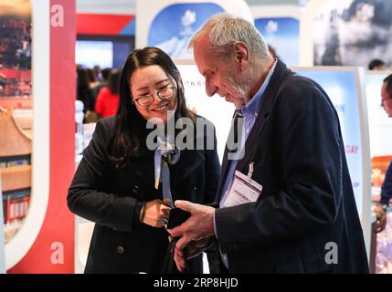 (190306) -- BERLIN, 6 mars 2019 (Xinhua) -- Un visiteur discute avec un membre du personnel sur le stand de la Chine lors du salon ITB Berlin Travel à Berlin, capitale de l'Allemagne, le 6 mars 2019. Le salon ITB Berlin Travel a débuté ici mercredi, attirant environ 10 000 exposants dans le monde entier. Une délégation chinoise représentant plusieurs localités, entreprises touristiques et compagnies aériennes fera la promotion des marques touristiques chinoises à l’ITB Berlin. (Xinhua/Shan Yuqi) ALLEMAGNE-BERLIN-2019 ITB BERLIN-CHINA PUBLICATIONxNOTxINxCHN Banque D'Images