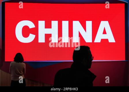 (190306) -- BERLIN, 6 mars 2019 (Xinhua) -- deux visiteurs sont vus devant un écran sur le stand de la Chine lors du salon ITB Berlin Travel à Berlin, capitale de l'Allemagne, le 6 mars 2019. Le salon ITB Berlin Travel a débuté ici mercredi, attirant environ 10 000 exposants dans le monde entier. Une délégation chinoise représentant plusieurs localités, entreprises touristiques et compagnies aériennes fera la promotion des marques touristiques chinoises à l’ITB Berlin. (Xinhua/Shan Yuqi) ALLEMAGNE-BERLIN-2019 ITB BERLIN-CHINA PUBLICATIONxNOTxINxCHN Banque D'Images