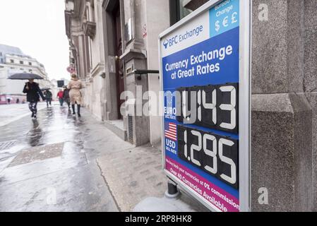 (190307) -- LONDRES, le 7 mars 2019 -- les gens passent par un bureau de change près de la Banque d'Angleterre à Londres, le 6 mars 2019. Alors que la Grande-Bretagne est sur le point de quitter l Union européenne (UE) le 29 mars, les sociétés financières britanniques se préparent à un scénario sans accord qui, selon elles, serait catastrophique pour l économie nationale. POUR ALLER AVEC : coup de projecteur : les entreprises financières britanniques se préparent à un scénario catastrophique de Brexit sans accord ) UK-BREXIT-ECONOMY StephenxChung PUBLICATIONxNOTxINxCHN Banque D'Images