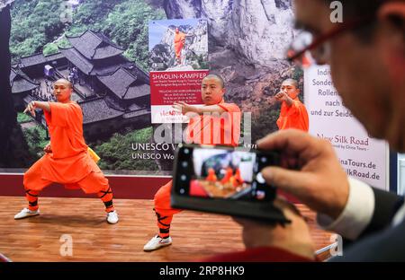 (190306) -- BERLIN, 6 mars 2019 (Xinhua) -- un visiteur prend des photos d'un salon de Kung Fu sur le stand de Chine lors du salon ITB Berlin Travel à Berlin, capitale de l'Allemagne, le 6 mars 2019. Le salon ITB Berlin Travel a débuté ici mercredi, attirant environ 10 000 exposants dans le monde entier. Une délégation chinoise représentant plusieurs localités, entreprises touristiques et compagnies aériennes fera la promotion des marques touristiques chinoises à l’ITB Berlin. (Xinhua/Shan Yuqi) ALLEMAGNE-BERLIN-2019 ITB BERLIN-CHINA PUBLICATIONxNOTxINxCHN Banque D'Images