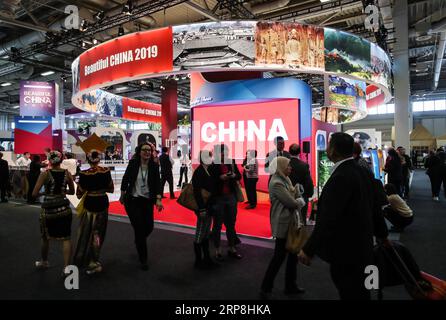 190306 -- BERLIN, le 6 mars 2019 Xinhua -- les gens visitent le stand de la Chine lors du salon ITB Berlin Travel à Berlin, capitale de l'Allemagne, le 6 mars 2019. Le salon ITB Berlin Travel a débuté ici mercredi, attirant environ 10 000 exposants dans le monde entier. Une délégation chinoise représentant plusieurs localités, entreprises touristiques et compagnies aériennes fera la promotion des marques touristiques chinoises à l’ITB Berlin. Xinhua/Shan Yuqi ALLEMAGNE-BERLIN-2019 ITB BERLIN-CHINA PUBLICATIONxNOTxINxCHN Banque D'Images