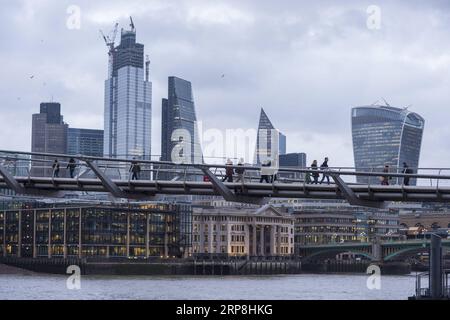 (190307) -- LONDRES, le 7 mars 2019 -- le 6 mars 2019, des gens traversent le pont Millennium Bridge au-dessus de la Tamise à Londres. Alors que la Grande-Bretagne est sur le point de quitter l Union européenne (UE) le 29 mars, les sociétés financières britanniques se préparent à un scénario sans accord qui, selon elles, serait catastrophique pour l économie nationale. POUR ALLER AVEC : coup de projecteur : les entreprises financières britanniques se préparent à un scénario catastrophique de Brexit sans accord ) UK-BREXIT-ECONOMY StephenxChung PUBLICATIONxNOTxINxCHN Banque D'Images