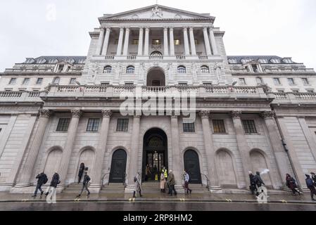 190307 -- LONDRES, le 7 mars 2019 -- les gens passent par la Banque d'Angleterre à Londres, le 6 mars 2019. Alors que la Grande-Bretagne est sur le point de quitter l'Union européenne UE le 29 mars, les sociétés financières britanniques se préparent à un scénario de no deal qu'elles estiment catastrophique pour l'économie nationale. POUR ALLER AVEC : coup de projecteur : les entreprises financières britanniques se préparent à un scénario catastrophique de Brexit sans accord UK-BREXIT-ECONOMY StephenxChung PUBLICATIONxNOTxINxCHN Banque D'Images