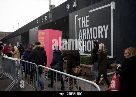 (190307) -- NEW YORK, le 7 mars 2019 -- les gens arrivent à l'avant-première VIP de l'Armory Show à New York, aux États-Unis, le 6 mars 2019. Près de 200 galeries de 33 pays et régions ont réuni mercredi une présentation d'œuvres d'art moderne et contemporain dans le centre de Manhattan pour le 25th Armory Show, une foire d'art internationale de premier plan à New York. US-NEW YORK-ARMORY SHOW MichaelxNagle PUBLICATIONxNOTxINxCHN Banque D'Images