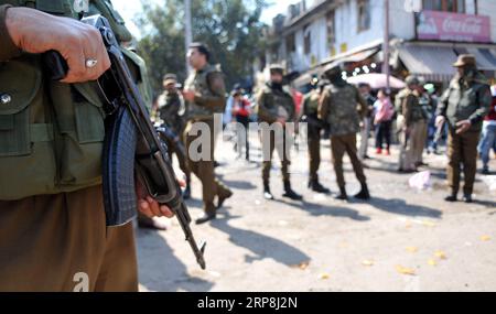 (190307) -- JAMMU, 7 mars 2019 (Xinhua) -- des soldats paramilitaires indiens montent la garde près d'un site d'explosion de grenade à la gare routière principale de Jammu, capitale hivernale du Cachemire contrôlé par l'Inde, le 7 mars 2019. Une personne a été tuée et 33 autres ont été blessées jeudi dans un explosion de grenade à l'intérieur de la gare routière principale de Jammu City, la capitale hivernale du Cachemire contrôlé par l'Inde, ont déclaré des responsables. (Xinhua / Stringer) CACHEMIRE-JAMMU-GRENADE ATTAQUE PUBLICATIONxNOTxINxCHN Banque D'Images