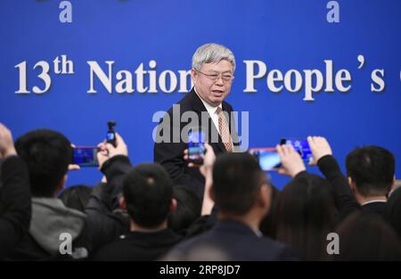 (190308) -- BEIJING, 8 mars 2019 -- Liu Yongfu, directeur du Bureau du Groupe directeur du Conseil d État pour la réduction de la pauvreté et le développement, se prépare à partir après une conférence de presse sur la lutte du pays contre la pauvreté pour la deuxième session du 13e Congrès national du peuple à Beijing, capitale de la Chine, le 7 mars 2019. PHOTOS XINHUA DU JOUR WangxPeng PUBLICATIONxNOTxINxCHN Banque D'Images