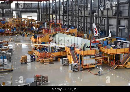 (190308) -- PÉKIN, 8 mars 2019 (Xinhua) -- une photo prise le 27 septembre 2018 montre des membres du personnel travaillant à la chaîne d'assemblage final d'Airbus Tianjin pour la famille d'avions A320 dans le nord de la Chine à Tianjin. (Xinhua/Li Ran) titres de Xinhua : la loi chinoise sur les investissements étrangers inaugure un nouveau chapitre de l'ouverture de PUBLICATIONxNOTxINxCHN Banque D'Images