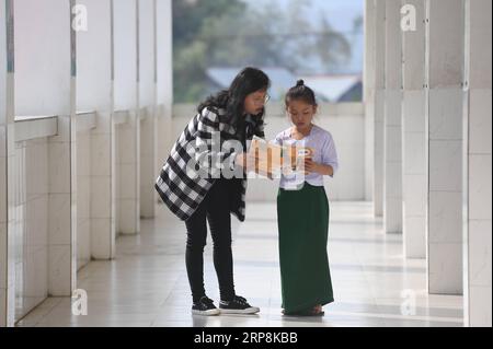 (190309) -- RUILI, le 9 mars 2019 -- Un enseignant donne des conseils à un élève birman de l'école primaire de Yinjing dans le village de Yinjing à Ruili, dans la province du Yunnan, au sud-ouest de la Chine, le 8 mars 2019. L ' école primaire de Yinjing est située à la frontière entre la Chine et le Myanmar et compte au total 135 élèves, dont 36 du Myanmar. CHINA-YUNNAN-RUILI-CROSS-BORDER-PRIMARY SCHOOL (CN) LIXXIAOGUO PUBLICATIONXNOTXINXCHN Banque D'Images