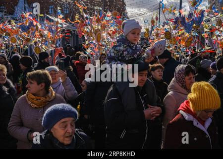 (190309) -- MOSCOU, 9 mars 2019 -- les gens passent devant des décorations festives sur la place Manezhnaya lors de la célébration de Maslenitsa à Moscou, Russie, le 9 mars 2019. Maslenitsa est une fête traditionnelle russe pour célébrer le début du printemps.) RUSSIE-MOSCOU-MASLENITSA CÉLÉBRATION EvgenyxSinitsyn PUBLICATIONxNOTxINxCHN Banque D'Images