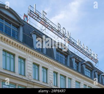 Paris, France - 09 03 2023 : façade du bon marché, grand magasin parisien fondé en 1838 Banque D'Images