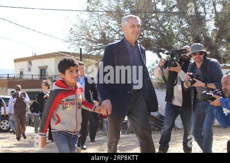 (190310) -- BEYROUTH, 10 mars 2019 (Xinhua) -- Filippo grandi (C), Haut Commissaire des Nations Unies pour les réfugiés, marche avec un garçon dans un camp de réfugiés syriens à Akkar, au nord du Liban, le 9 mars 2019. Filippo grandi a déclaré vendredi que son agence travaillait avec les autorités syriennes pour lever les obstacles au retour des réfugiés syriens dans leur patrie, ont rapporté les médias locaux. Plus de 1 millions de réfugiés syriens se sont enregistrés auprès du HCR au Liban, tandis que le gouvernement estime le nombre réel de Syriens au Liban à 1,5 millions. (XINHUA/KHALID) LIBAN-RÉFUGIÉS SYRIENS-AGENCE DES NATIONS UNIES POUR LES RÉFUGIÉS CHI Banque D'Images