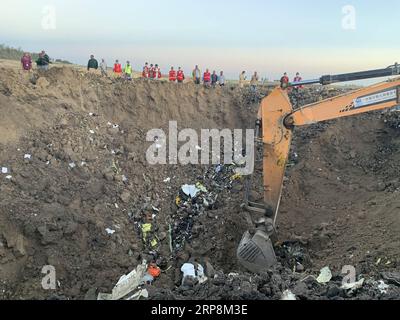 (190310) -- ADDIS-ABEBA, 10 mars 2019 (Xinhua) -- une excavatrice travaille sur le site de l'accident d'un avion d'Ethiopian Airlines, à environ 50 km à l'est d'Addis-Abeba, capitale de l'Éthiopie, le 10 mars 2019. Les 157 personnes à bord du vol d'Ethiopian Airlines ont été confirmées mortes, la compagnie aérienne la plus florissante d'Afrique ayant été témoin du pire incident de son histoire. L’incident de dimanche, qui impliquait un Boeing 737-800 MAX, s’est produit quelques minutes après le décollage de l’avion de l’aéroport international Addis Ababa Bole à destination de Nairobi, au Kenya. Il s'est écrasé autour de la ville de Bishoftu, a déclaré la compagnie aérienne. (Xinhua/Wang Shoubao) et Banque D'Images