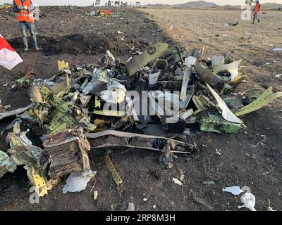 (190310) -- ADDIS-ABEBA, 10 mars 2019 (Xinhua) -- l'épave d'un avion d'Ethiopian Airlines a été vue sur le site de l'accident, à environ 50 km à l'est d'Addis-Abeba, capitale de l'Éthiopie, le 10 mars 2019. Les 157 personnes à bord du vol d'Ethiopian Airlines ont été confirmées mortes, la compagnie aérienne la plus florissante d'Afrique ayant été témoin du pire incident de son histoire. L’incident de dimanche, qui impliquait un Boeing 737-800 MAX, s’est produit quelques minutes après le décollage de l’avion de l’aéroport international Addis Ababa Bole à destination de Nairobi, au Kenya. Il s'est écrasé autour de la ville de Bishoftu, a déclaré la compagnie aérienne. (Xinhua/Wang Shoubao) Banque D'Images