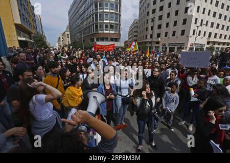 (190310) -- BEYROUTH, le 10 mars 2019 -- des manifestants participent à une manifestation pour appeler aux droits des femmes et à l'amélioration des conditions de vie au Liban à la suite de la Journée internationale de la femme à Beyrouth, Liban, le 10 mars 2019.) LIBAN-BEYROUTH-FEMMES-MANIFESTATION BilalxJawich PUBLICATIONxNOTxINxCHN Banque D'Images