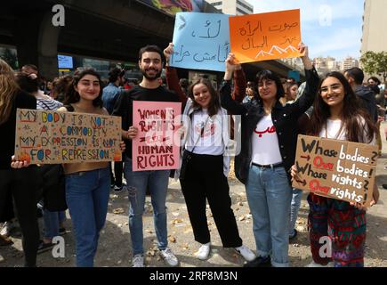 (190310) -- BEYROUTH, le 10 mars 2019 -- des manifestants participent à une manifestation pour appeler aux droits des femmes et à l'amélioration des conditions de vie au Liban à la suite de la Journée internationale de la femme à Beyrouth, Liban, le 10 mars 2019.) LIBAN-BEYROUTH-FEMMES-MANIFESTATION BilalxJawich PUBLICATIONxNOTxINxCHN Banque D'Images