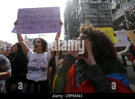 (190310) -- BEYROUTH, le 10 mars 2019 -- des manifestants participent à une manifestation pour appeler aux droits des femmes et à l'amélioration des conditions de vie au Liban à la suite de la Journée internationale de la femme à Beyrouth, Liban, le 10 mars 2019.) LIBAN-BEYROUTH-FEMMES-MANIFESTATION BilalxJawich PUBLICATIONxNOTxINxCHN Banque D'Images