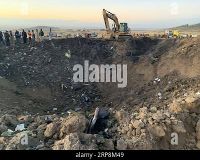 (190310) -- ADDIS-ABEBA, 10 mars 2019 (Xinhua) -- une excavatrice travaille sur le site de l'accident d'un avion d'Ethiopian Airlines, à environ 50 km à l'est d'Addis-Abeba, capitale de l'Éthiopie, le 10 mars 2019. Les 157 personnes à bord du vol d'Ethiopian Airlines ont été confirmées mortes, la compagnie aérienne la plus florissante d'Afrique ayant été témoin du pire incident de son histoire. L’incident de dimanche, qui impliquait un Boeing 737-800 MAX, s’est produit quelques minutes après le décollage de l’avion de l’aéroport international Addis Ababa Bole à destination de Nairobi, au Kenya. Il s'est écrasé autour de la ville de Bishoftu, a déclaré la compagnie aérienne. (Xinhua/Wang Shoubao) et Banque D'Images