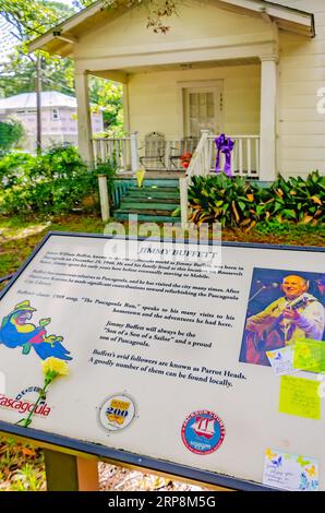 La maison d’enfance de Jimmy Buffett est photographiée, le 2 septembre 2023, à Pascagoula, Mississippi. Les fans laissent des fleurs depuis sa mort le 1 septembre 2023. Banque D'Images