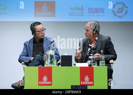 (190311) -- DUBAÏ, 11 mars 2019 (Xinhua) -- l'écrivain chinois de science-fiction Liu Cixin (L) prend la parole lors d'une réunion avec ses lecteurs au Festival de littérature de la compagnie aérienne Emirates à Dubaï, aux Émirats arabes Unis (eau), le 8 mars 2019. Liu Cixin, auteur du BEST-seller chinois de science-fiction The Three-Body Problem, a déclaré ici dans une récente interview avec Xinhua que la science-fiction ouvre nos esprits à tout ce que nous pourrions voir dans le futur. Interview : la science-fiction rend les gens plus ouverts d'esprit : écrivain chinois Liu Cixin (Xinhua) eau-DUBAÏ-SCIENCE-FICTION CHINOISE-LIU CIXIN PUBLICATIONxNOTxINxCHN Banque D'Images