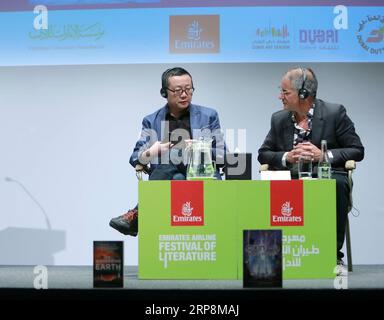 (190311) -- DUBAÏ, 11 mars 2019 (Xinhua) -- l'écrivain chinois de science-fiction Liu Cixin (L) prend la parole lors d'une réunion avec ses lecteurs au Festival de littérature de la compagnie aérienne Emirates à Dubaï, aux Émirats arabes Unis (eau), le 8 mars 2019. Liu Cixin, auteur du BEST-seller chinois de science-fiction The Three-Body Problem, a déclaré ici dans une récente interview avec Xinhua que la science-fiction ouvre nos esprits à tout ce que nous pourrions voir dans le futur. Interview : la science-fiction rend les gens plus ouverts d'esprit : écrivain chinois Liu Cixin (Xinhua) eau-DUBAÏ-SCIENCE-FICTION CHINOISE-LIU CIXIN PUBLICATIONxNOTxINxCHN Banque D'Images