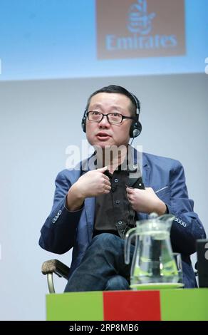 (190311) -- DUBAÏ, 11 mars 2019 (Xinhua) -- Liu Cixin, écrivain chinois de science-fiction, prend la parole lors d'une réunion avec ses lecteurs au Festival de littérature de la compagnie aérienne Emirates à Dubaï, aux Émirats arabes Unis (eau), le 8 mars 2019. Liu Cixin, auteur du BEST-seller chinois de science-fiction The Three-Body Problem, a déclaré ici dans une récente interview avec Xinhua que la science-fiction ouvre nos esprits à tout ce que nous pourrions voir dans le futur. Interview : la science-fiction rend les gens plus ouverts d'esprit : écrivain chinois Liu Cixin (Xinhua) eau-DUBAÏ-SCIENCE-FICTION CHINOISE-LIU CIXIN PUBLICATIONxNOTxINxCHN Banque D'Images