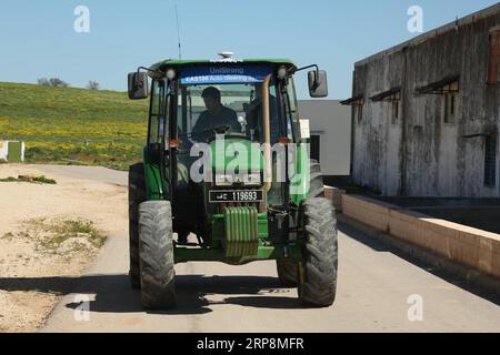 (190311) -- TUNIS, le 11 mars 2019 -- Un spécialiste chinois (L) présente un tracteur autonome avec application du système de navigation par satellite BeiDou (BDS) lors d'un essai dans une école d'ingénieurs agricoles du nord-ouest de la Tunisie, le 10 mars 2019. Un tracteur autonome avec application de BDS a été testé avec succès dimanche dans le nord-ouest de la Tunisie. TUNISIE-SMART TRACTOR-BDS-TEST huangxling PUBLICATIONxNOTxINxCHN Banque D'Images