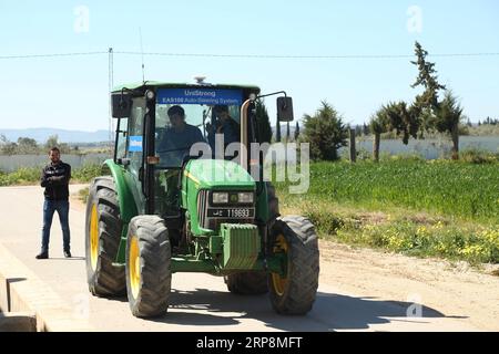 (190311) -- TUNIS, le 11 mars 2019 -- Un spécialiste chinois (L) présente un tracteur autonome avec application du système de navigation par satellite BeiDou (BDS) lors d'un essai dans une école d'ingénieurs agricoles du nord-ouest de la Tunisie, le 10 mars 2019. Un tracteur autonome avec application de BDS a été testé avec succès dimanche dans le nord-ouest de la Tunisie. TUNISIE-SMART TRACTOR-BDS-TEST huangxling PUBLICATIONxNOTxINxCHN Banque D'Images