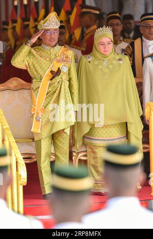 (190311) -- KUALA LUMPUR, 11 mars 2019 (Xinhua) -- le nouveau roi de Malaisie, le sultan Abdullah Sultan Ahmad Shah (L), assiste à une cérémonie au Parlement à Kuala Lumpur, Malaisie, le 11 mars 2019. Le nouveau roi de Malaisie, le Sultan Abdullah Sultan Ahmad Shah, a appelé lundi à l unité nationale lors de son premier discours parlementaire. Abdullah, qui a prêté serment en tant que 16e roi de Malaisie en janvier, a exhorté les Malaisiens à travailler à l'unité d'une manière significative, ce qui, selon lui, était particulièrement important dans un pays multiculturel et multiracial. (Xinhua/Chong Voon Chung) MALAISIE-KUALA LUMPUR-PARLEMENT-ROI PUBLICATI Banque D'Images