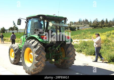 (190311) -- TUNIS, le 11 mars 2019 -- Un spécialiste chinois présente un tracteur autonome avec application du système de navigation par satellite BeiDou (BDS) lors d'un essai dans une école de génie agricole du nord-ouest de la Tunisie, le 10 mars 2019. Un tracteur autonome avec application de BDS a été testé avec succès dimanche dans le nord-ouest de la Tunisie. TUNISIE-SMART TRACTOR-BDS-TEST huangxling PUBLICATIONxNOTxINxCHN Banque D'Images