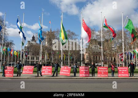 (190311) -- LONDRES, le 11 mars 2019 -- des manifestants se tiennent devant les chambres du Parlement à Londres, en Grande-Bretagne, le 11 mars 2019. La première ministre britannique Theresa May devrait faire face à une nouvelle défaite au vote sur le Brexit au Parlement mardi, alors qu’elle n’a pas réussi à faire une percée dans les pourparlers avec l’Union européenne (UE). ROYAUME-UNI-LONDRES-BREXIT JoexNewman PUBLICATIONxNOTxINxCHN Banque D'Images