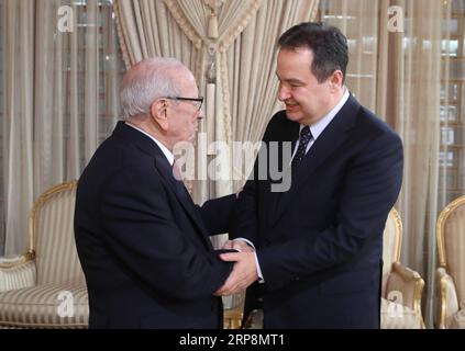 (190311) -- TUNIS, le 11 mars 2019 -- le président tunisien Beji CAID Essebsi (à gauche) rencontre le ministre serbe des Affaires étrangères Ivica Dacic à Tunis, capitale tunisienne, le 11 mars 2019. TUNISIE-TUNIS-SERBIE-FM-VISITE AdelexEzzine PUBLICATIONxNOTxINxCHN Banque D'Images