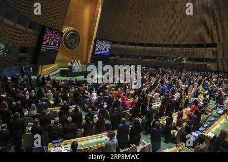 (190311) -- NATIONS UNIES, 11 mars 2019 -- l'Assemblée générale des Nations Unies observe une minute de silence à la mémoire des membres du personnel des Nations Unies tués dans l'accident d'avion éthiopien survenu au siège des Nations Unies à New York, le 11 mars 2019. Lundi, l'Assemblée générale des Nations Unies et le Conseil de sécurité ont observé séparément une minute de silence pour les membres du personnel des Nations Unies qui ont perdu la vie dans l'accident aérien survenu dimanche en Éthiopie. ONU-ETHIOPIE-ACCIDENT AÉRIEN-DEUIL LIxMUZI PUBLICATIONxNOTxINxCHN Banque D'Images