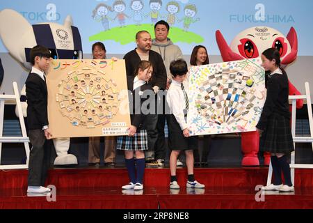 (190312) -- TOKYO, 12 mars 2019 (Xinhua) -- des enfants de Tokyo et Fukushima échangent de l'artisanat contre de bons vœux lors d'une présentation du projet Tsunagu Mirai lors d'une célébration marquant 500 jours avant l'ouverture des Jeux Olympiques d'été de Tokyo 2020 à Tokyo, Japon, le 12 mars 2019. (Xinhua/du Xiaoyi) (SP)JAPAN-TOKYO-OLYMPICS-500 DAYS TO GO PUBLICATIONxNOTxINxCHN Banque D'Images