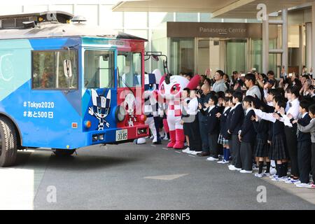 (190312) -- TOKYO, 12 mars 2019 (Xinhua) -- les enfants envoient la Caravane de Tokyo 2020 lors d'une célébration marquant 500 jours avant l'ouverture des Jeux Olympiques d'été de Tokyo 2020 à Tokyo, Japon, le 12 mars 2019. (Xinhua/du Xiaoyi) (SP)JAPAN-TOKYO-OLYMPICS-500 DAYS TO GO PUBLICATIONxNOTxINxCHN Banque D'Images