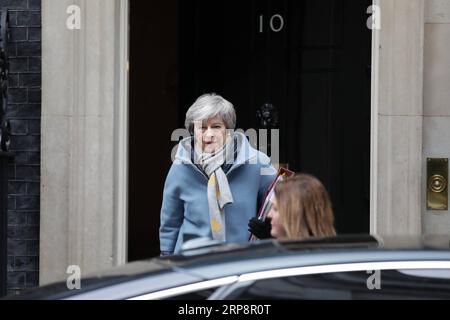 (190313) -- LONDRES, le 13 mars 2019 -- la première ministre britannique Theresa May quitte le 10 Downing Street pour les questions du premier ministre à la Chambre des communes à Londres, en Grande-Bretagne, le 13 mars 2019. Le Parlement britannique votera mercredi après-midi sur la question de savoir si le pays doit quitter l Union européenne (UE) sans accord le 29 mars, à la suite de la défaite écrasante de mardi soir de l accord sur le Brexit de la première ministre Theresa May. BRITAIN-LONDON-PMQS JoexNewman PUBLICATIONxNOTxINxCHN Banque D'Images