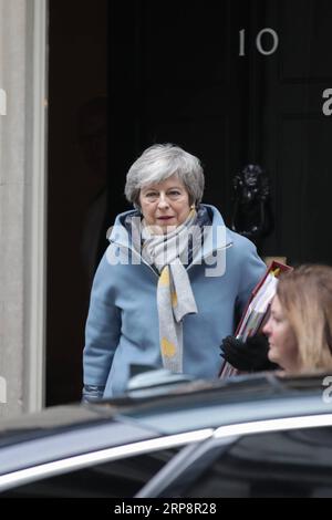 (190313) -- LONDRES, le 13 mars 2019 -- la première ministre britannique Theresa May quitte le 10 Downing Street pour les questions du premier ministre à la Chambre des communes à Londres, en Grande-Bretagne, le 13 mars 2019. Le Parlement britannique votera mercredi après-midi sur la question de savoir si le pays doit quitter l Union européenne (UE) sans accord le 29 mars, à la suite de la défaite écrasante de mardi soir de l accord sur le Brexit de la première ministre Theresa May. BRITAIN-LONDON-PMQS JoexNewman PUBLICATIONxNOTxINxCHN Banque D'Images