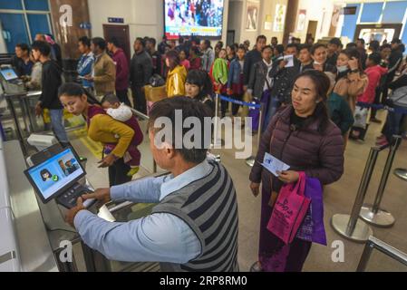 (190313) -- RUILI, le 13 mars 2019 -- les gens passent par le port de Ruili dans la province du Yunnan du sud-ouest de la Chine, le 9 mars 2019. Environ 49 000 personnes traversent la frontière par le port de Ruili tous les jours. Ruili, une ville à la frontière sino-birmane, est un port terrestre important situé dans le sud-ouest de la Chine. Une célèbre chanson chinoise nommée There is a Beautiful place décrit la beauté de la ville, avec son paysage naturel unique et son folklore coloré. En 2010, Ruili a été répertorié comme une zone pilote d'ouverture nationale, ce qui stimule l'ouverture et facilite la coopération mutuellement bénéfique entre la Chine et le Myanmar. Po Banque D'Images