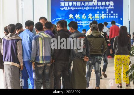 (190313) -- RUILI, le 13 mars 2019 -- des gens du Myanmar consultent des informations dans un centre de services pour étrangers à Ruili, dans la province du Yunnan du sud-ouest de la Chine, le 8 mars 2019. Ruili, une ville à la frontière sino-birmane, est un port terrestre important situé dans le sud-ouest de la Chine. Une célèbre chanson chinoise nommée There is a Beautiful place décrit la beauté de la ville, avec son paysage naturel unique et son folklore coloré. En 2010, Ruili a été répertorié comme une zone pilote d'ouverture nationale, ce qui stimule l'ouverture et facilite la coopération mutuellement bénéfique entre la Chine et le Myanmar. En 2017, le t Banque D'Images