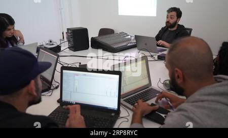 (190314) -- SULAIMANIYAH, 14 mars 2019 (Xinhua) -- une photo prise le 11 mars 2019 montre des jeunes Irakiens participant à un entraînement de DJ dans la ville de Sulaimaniyah, dans le nord-est de l'Irak. Un groupe de jeunes garçons et filles apprenaient, dans le cadre d un programme de deux semaines, comment devenir disc-jockey (DJ) dans la région semi-autonome du Kurdistan, au nord de l Irak. Dans un pays ravagé par la guerre et les clivages sociaux, créer de l’art ensemble est une recette pour construire une société meilleure. POUR ALLER AVEC feature : les jeunes irakiens apprennent la musique avec égalité des sexes (Xinhua) IRAK-SULAIMANIYAH-DJ-TRAINING PUBLICATIONxNOTxINxCHN Banque D'Images