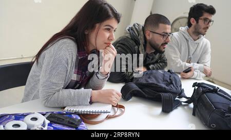 (190314) -- SULAIMANIYAH, 14 mars 2019 () -- une photo prise le 11 mars 2019 montre des jeunes irakiens participant à un entraînement de DJ dans la ville de Sulaimaniyah, dans le nord-est de l'Irak. Un groupe de jeunes garçons et filles apprenaient, dans le cadre d un programme de deux semaines, comment devenir disc-jockey (DJ) dans la région semi-autonome du Kurdistan, au nord de l Irak. Dans un pays ravagé par la guerre et les clivages sociaux, créer de l’art ensemble est une recette pour construire une société meilleure. POUR ALLER AVEC feature : les jeunes irakiens apprennent la musique avec égalité des sexes () IRAK-SULAIMANIYAH-DJ-TRAINING xinhua PUBLICATIONxNOTxINxCHN Banque D'Images