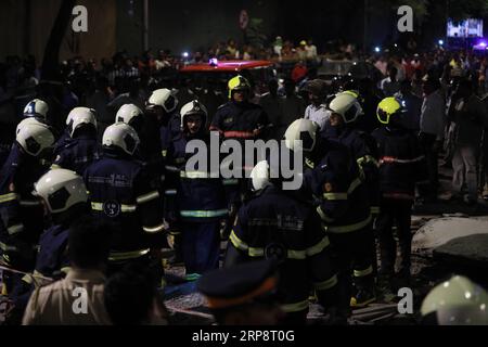 (190314) -- MUMBAI, 14 mars 2019 () -- des pompiers travaillent après l'effondrement d'une passerelle à l'extérieur de la gare ferroviaire de Chhatrapati Shivaji Maharaj Terminus (CSMT) à Mumbai, en Inde, le 14 mars 2019. Au moins cinq personnes ont été tuées et plus de 30 autres blessées jeudi soir après l'effondrement d'une passerelle à Mumbai, a déclaré la police. () INDE-MUMBAI-PASSERELLE-EFFONDREMENT Xinhua PUBLICATIONxNOTxINxCHN Banque D'Images