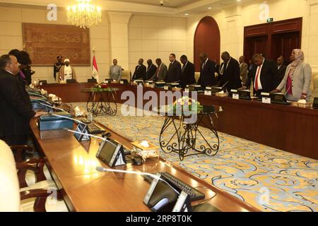 (190314) -- KHARTOUM, le 14 mars 2019 -- les ministres nouvellement nommés dans le nouveau gouvernement soudanais prêtent le serment constitutionnel devant le président Omar el-Béchir à Khartoum, Soudan, le 14 mars 2019.) SOUDAN-KHARTOUM-NOUVEAUX MINISTRES-SERMENT CONSTITUTIONNEL MOHAMEDXKHIDIR PUBLICATIONXNOTXINXCHN Banque D'Images